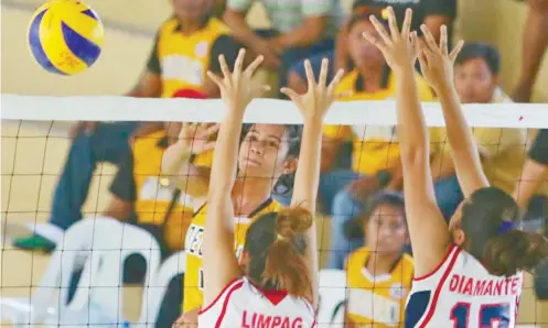  ?? SUNSTAR FOTOS / ALEX BADAYOS ?? VOLLEYBALL FRENZY. The paradise island of Bantayan turned into a volleyball haven with the Governor’s Cup indoor volleyball tournament and the Beach Volleyball Republic happening at the same moment.