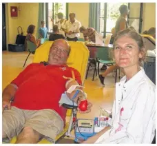  ??  ?? À 70 ans, c’est le dernier don du sang pour Michel Chollet À 31 ans, c’est le premier pour Margaux Thérou