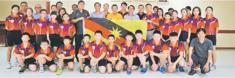  ??  ?? The state youth paddlers in a group photo as Ong (sixth left) hands over state colours to Yii (seventh left), Teo (eighth right) and other officials. — Photo by Chai Chang Yu