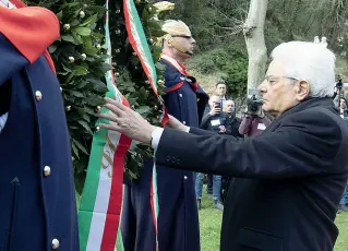  ??  ?? Il Presidente della Repubblica depone la corona di alloro sul piazzale della chiesa