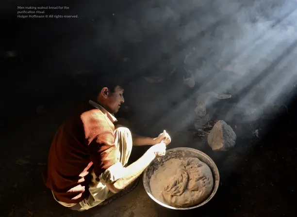  ?? ?? Men making walnut bread for the purificati­on ritual.
Holger Hoffmann © All rights reserved.