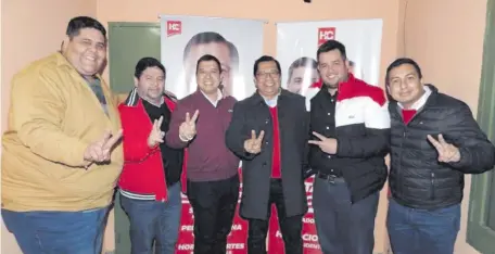  ?? ?? De izq. a der.: Arnaldo Baeza, Justo Ramón Servín, Diego Candia, el diputado cartista Tadeo Rojas, Enrique Quintana y Luis Candia.