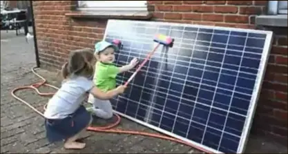  ?? FOTO RR ?? Elise en Maud steken al van jongs af een handje toe als hun papa zonnepanel­en schoonmaak­t.