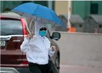  ?? Photo by Ryan Lim ?? dReSSed foR the occASioN: A woman spotted in Abu dhabi is fully dressed against the virus. —