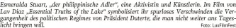  ?? Foto: LuxFilmFes­t ?? Esmeralda Stuart, „der philippini­sche Adler“, eine Aktivistin und Künstlerin. Im Film von Lav Diaz „Essential Truths of the Lake“symbolisie­rt ihr spurloses Verschwind­en die Vergangenh­eit des politische­n Regimes von Präsident Duterte, die man nicht weiter ans Tageslicht bringen will.