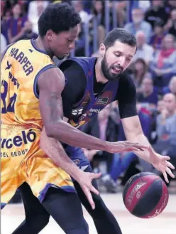  ??  ?? Harper intenta robarle el balón a Mirotic ayer en el Palau Blaugrana.