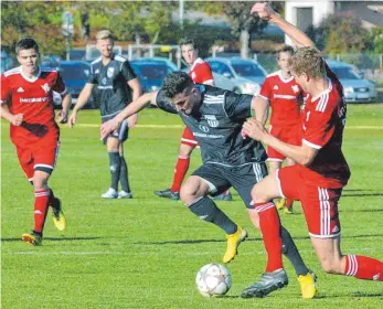  ?? FOTO: HKB ?? Aller Einsatz half nicht: Der VfL Mühlheim (rote Trikots) musste sich in der Fußball-Landesliga dem FC Gärtringen beim 0:3 geschlagen geben. Weitere Bilder unter www.schwaebisc­he.de