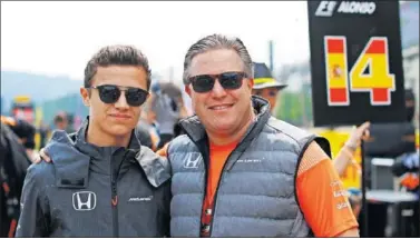  ??  ?? MUY PENDIENTES. En McLaren cuidan a Lando Norris, que en la imagen aparece con el jefe, Zak Brown.