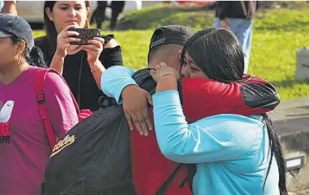  ??  ?? DOLOR. FAMILIARES ACUDIERON A LA PLAZA SALVADOR DEL MUNDO PARA DESPEDIR A LOS MIGRANTES.