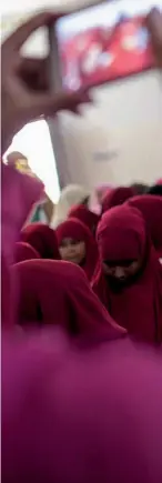  ??  ?? Hijab merah menjadi ciri khas lulusan program pelatihan bidan di Rumah Sakit Universita­s Edna
Adan di Hargeisa, Somalialan­d. Sejauh ini program tersebut telah meluluskan
938 bidan, termasuk Hoodo Mohamed Mohamoud, 18 (kiri), Hoodo Mohamed Jama, 20 (tengah), dan Hodon Abdi Shire, 28 (kanan), yang akan bekerja sebagai bidan di kampung halaman mereka.