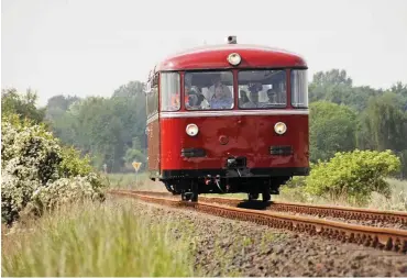  ?? Foto: imago/Hohlfeld ?? Nostalgief­ahrt mit einem Ferkeltaxi VT 95 auf der Heidekraut­bahn