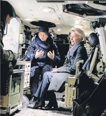  ?? FOTO: DPA ?? Ursula von der Leyen (r.) und die litauische Präsidenti­n Dalia Grybauskai­té in einem mobilen Gefechtsst­and.