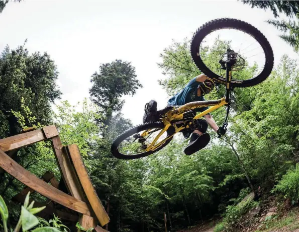  ??  ?? Ci-dessus : table moto one foot, l’un des tricks favoris de l’animal.