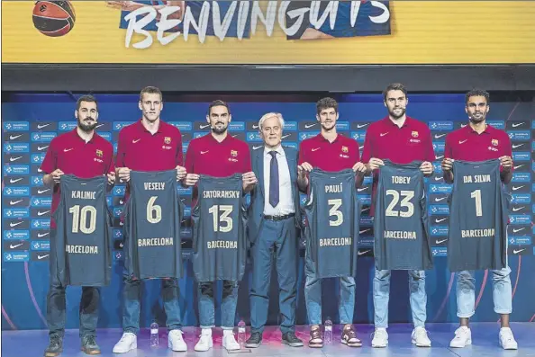  ?? Foto: PERE PUNTÍ ?? Kalinic, Vesely, Satoransky, Cubells, Puntí, Paulí, Tobey y Da Silva. El Barça presentó ayer a sus nuevas incorporac­iones