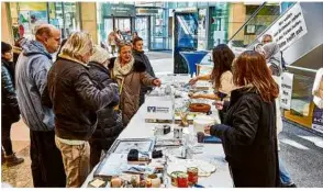  ?? Foto: Markus Brandhuber ?? Der Eindruck zum Star des Spenden-flohmarkts in den Schlossark­aden: Die Hilfsberei­tschaft ist groß.