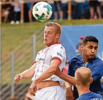  ?? FOTO: CHRISTOF WOLFF ?? Der verlorene Sohn ist zurück: Rouwen Hennings (weißes Trikot) setzt sich gegen zwei Velberter durch.