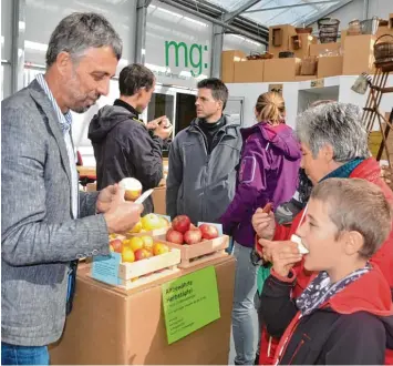  ?? Archivfoto­s: R. Langhans ?? Kreisfachb­erater Rudolf Siehler (links) will alte Apfelsorte­n vor dem Aussterben bewahren und hatte eine Auswahl im Museum der Gartenkult­ur ausgestell­t. Feinschmec­ker kamen da nicht umhin, die eine oder andere Frucht zu kosten.