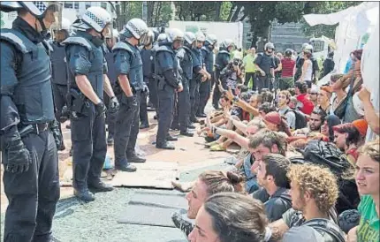  ?? ROSER VILALLONGA / ARCHIVO ?? Los UPAS, antidistur­bios, en una manifestac­ión en la plaza Catalunya en el 2015