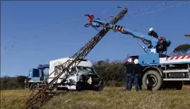  ?? (Photos Hélène Dos Santos et DR) ?? Suite à une collision entre deux véhicules, un poteau électrique est tombé audessus de la chaussée. Arrivée quelques instants plus tard, une camionnett­e n’a pu éviter le choc avec le poteau resté en suspens.