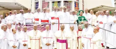  ?? ?? Lagos State Governor, Mr. Babajide Sanwo-Olu, in a group photograph with Prelate, Methodist Church Nigeria, His Eminence, Dr. Samuel Emeka Kanu Uche; his wife, Nneoma Folerence Kanu Uche and others during the opening of the 39th Council of Bishops of Methodist Church, Nigeria, at the Methodist Church of Trinity, Tinubu, Lagos yesterday