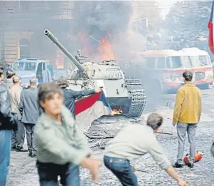  ?? AR hivo ?? El apoyo de algunos intelectua­les al comunismo soviético entró en crisis con la primavera de Praga (1968)