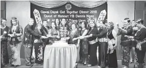  ??  ?? (ENAM kiri) Debbie, Dennis dan Kijan bersama ahli kumpulan wanita Orang Ulu memotong kek perasmian majlis ‘Gawai Dayak Get Together 2018 Dinner’, Jumaat lalu.