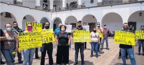  ?? FOTO: RICARDO NEVAREZ ?? > Mientras unos comerciant­es se reunían con las autoridade­s, otros esperaban en el Patio del Ayuntamien­to.