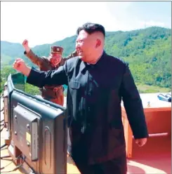  ??  ?? COREA DEL NORTE. Kim y sus generales festejan la explosión de la Bomba H.