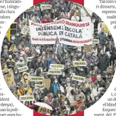  ?? Joan Cortadella­s ?? Manifestac­ió en defensa de l’escola pública en català, el 23 de març a Barcelona.