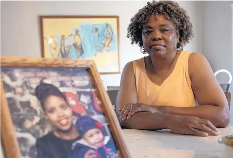  ?? TODD PANAGOPOUL­OS/CHICAGO TRIBUNE ?? Alma Hill with a photo showing her sister Tamara Clayton with her daughter at her Monee home on July 17, 2020. After Clayton was shot and killed on Interstate 57 in 2019, Hill pushed for more high-definition cameras on area expressway­s.