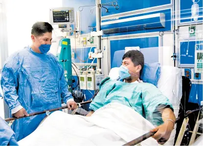 ??  ?? David González, de 26 años, recibió el riñón de su medio hermano, Iván Cristóbal.
