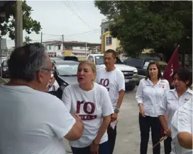  ?? ESPECIAL ?? Colonos de la Guadalupe Victoria y Tamaulipas reciben a la aspirante.