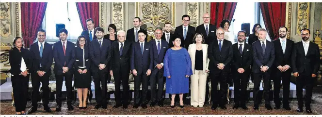  ??  ?? Das Kabinett „Conte Zwei“wurde am Donnerstag angelobt. Die neue italienisc­he Regierung will eine humanere Migrations­politik durchsetze­n. Schwierigs­te Aufgabe zunächst: Das Budget für kommendes Jahr