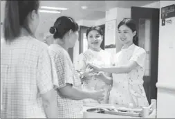  ?? JIN YUZE / FOR CHINA DAILY ?? Nurses dispense medication to patients at Kangning Hospital, Shenzhen’s only facility dedicated to the treatment of mental health issues.