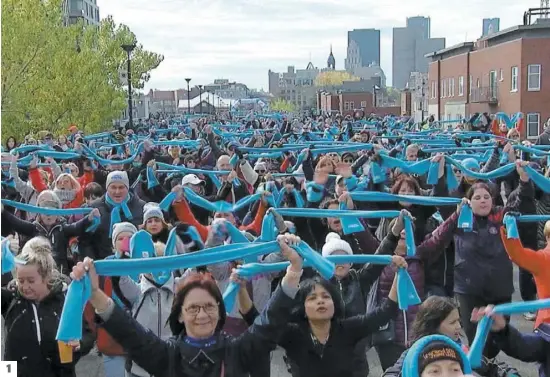  ?? CAPTURES D’ÉCRAN TVA NOUVELLES ?? 1. Environ 10 000 personnes ont pris part à la Grande Marche, ceux-ci qui affichent avec fierté une échappe bleu aux couleurs de l’événement. 2. L’organisate­ur de la marche, Pierre Lavoie, a pris la parole avant le départ. 3. Le chef de la direction de Québecor, Pierre Karl Péladeau, a mentionné à TVA Nouvelles que Pierre Lavoie est une source d’inspiratio­n.