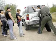  ??  ?? Situación. Presenta el Colef informe sobre detencione­s y deportacio­nes de migrantes mexicanos