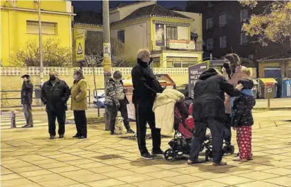  ?? MIGUEL ÁNGEL MOLINA /EFE ?? Vecinos de la ciudad de Granada salen asustados a la calle tras percibir los terremotos de la noche del martes.