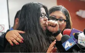  ?? Nick Ut / AP ?? Marlene Mosqueda (izq.), cuyo padre Manuel Mosqueda fue deportado, es consolada por su abogada Karla Navarrete durante una conferenci­a de prensa.