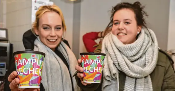  ?? Foto: Peter Fastl ?? Die Studentinn­en Teresa Frohwieser und Jana Banczyk (von links) finden den neuen Campusbech­er an den Augsburger Hochschule­n gut. Ab Mitte März wird er schrittwei­se eingeführt.