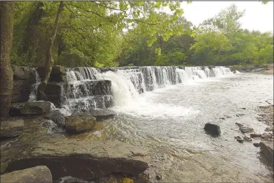  ?? (NWA Democrat-Gazette/Flip Putthoff) ?? Natural Dam waterfall is easily reached by car north of Van Buren.