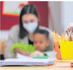  ?? FOTO: SEBASTIAN GOLLNOW/DPA ?? Die Corona-Pandemie stellt Erzieherin­nen und Erzieher in Kindertage­sstätten derzeit vor enorm große Herausford­erungen.