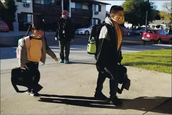  ?? MARCIO JOSE SANCHEZ — THE ASSOCIATED PRESS ?? Students arrive at Newhall Elementary School in Santa Clarita on Thursday.