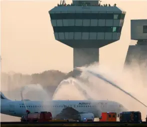  ?? AFP ?? Bomberos rociaron un avión de Air France como parte de la ceremonia de clausura del aeropuerto Berlin Tegel Otto Lilienthal.