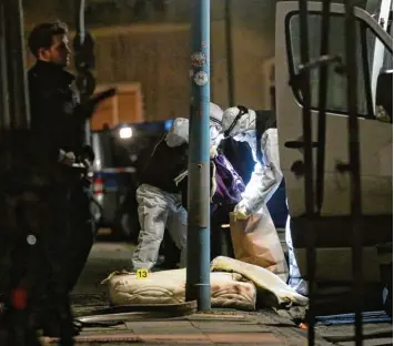  ?? Foto: Roland Weihrauch, dpa ?? Nachdem Marcel H. einen Bekannten in dessen Wohnung erstochen haben soll, zündete er sie an. Die Spurensich­erung durch suchte noch am Donnerstag­abend den zweiten Tatort.