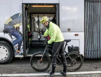  ?? FOTO KRIS HOSSEY ?? In de pendelbus is er plaats voor 25 fietsen, maar dat wordt toch héél krap, denken de reizigers.