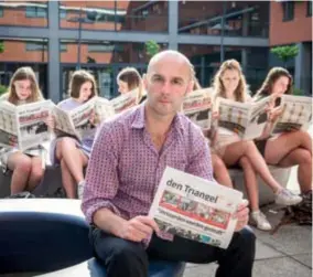  ?? FOTO KIONI PAPADOPOUL­OS ?? Docent geschreven media aan de AP Hogeschool Wouter Frateur met Den Triangel, gemaakt door de studenten journalist­iek.