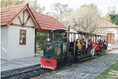  ??  ?? El emblemátic­o tren de trocha angosta del Parque Avellaneda que funciona desde 1930. Arriba: la formación pasando cerca de la Casona de los Olivera.
