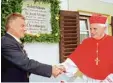  ?? Foto: dpa ?? Bürgermeis­ter Gschwendtn­er begrüßte Ratzinger zum ersten Mal als Kardinal in Marktl – später dann als Papst.