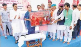  ?? HT PHOTO ?? Chief minister Vasundhara Raje being presented a souvenir by local public representa­tives during her visit to Kushalgarh in Banswara on Monday.