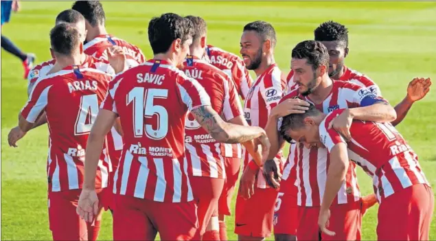  ??  ?? Los jugadores del Atlético celebran el gol conseguido en el partido del pasado martes ante el Levante.